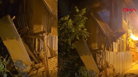 Fatih'te ahşap bina çöktü: Çok sayıda ekip sevk edildi