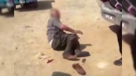 İki genci öldüresiye dövmüştü! Bu kez yaşlı adamı acımadan vurdu... Skandal görüntüler ortaya çıktı! Yine sokak yine aynı suç aleti