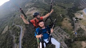 Tekirdağ'da yamaç paraşütü yapan bir vatandaş uçuşuna klarnet çalarak devam etti