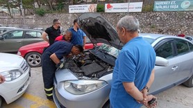 Amasya'da çevredekilerin otomobilden gelen sesleri fark etmesi üzerine, bir kedi yavrusu aracın motor kısmında bulundu