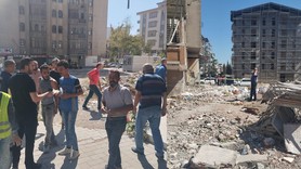 İnşaattan atılan molozlar çocukların üzerine düştü: Yaralılar var