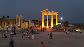 Antalya’da tarihi kent gece ışıklandırıldı, sıcak havaya rağmen ziyaretçi akını yaşanıyor