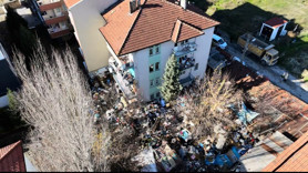 Kötü koku ile ortaya çıktı! Tonlarca çöp çıkarıldı