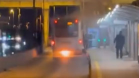 Metrobüste korkutan yangın! Yolcular büyük panik yaşadı