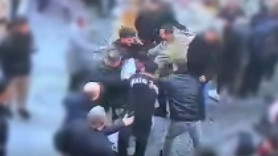 İstanbul'da akılalmaz olay! Alışveriş yapmak istemeyen turiste hanutçu dayağı!