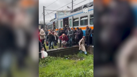 İstanbul'da otogar mevkisinde korku dolu dakikalar: Metro raydan çıktı! Panik anları kamerada