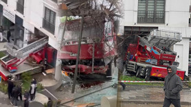 Büyükçekmece'de panik anları! Nakliye kamyonu diş polikliniğine girdi: Yaralılar var