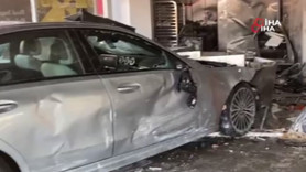 Binek araç bisikletle çarpışıp markete daldı: 3 ölü 6 yaralı