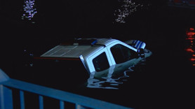 Bakırköy'de zabıta aracı denize uçtu!