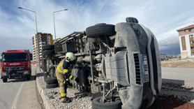 O ilde fırtına kamyoneti devirdi! Çatılar uçtu