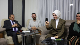 Bakan Mahinur Özdemir Göktaş'tan depremzede aileye sürpriz: İftar sofrasında kız istedi