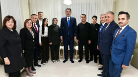 Bakan Kurum, depremzede ailenin yeni evine misafir oldu: Nurdağı eskisinden daha güçlü ayağa kalktı