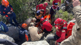 Antalya’da mucize kurtuluş! Komşularını dinlemedi, kayalıklara sıkıştı