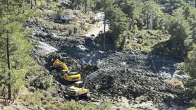 Muğla'da toprak kayması; yol ulaşıma kapatıldı