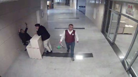 Hakime silahlı saldırı dehşeti! Savcı vurdu, çaycı ikinci ateşi engelledi: O anlar kamerada