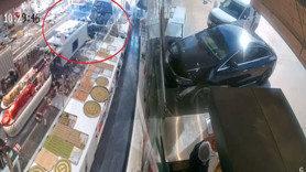Kaza anı kamerada! Pastaneye giren araçtan saniyelerle kurtuldu