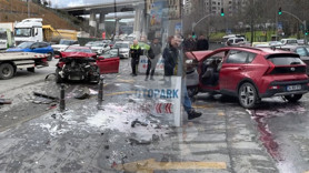 Önündeki araca çarpmamak için manevra yaptı okul duvarına vurdu: 2 yaralı