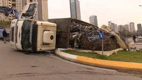Ataşehir’de hurda yüklü kamyon kavşakta devrildi