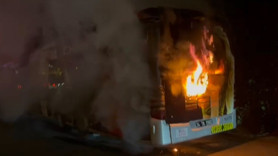 Köprüde metrobüs alev alev yandı: Yolcular tahliye edildi