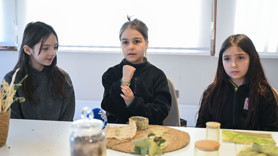 Sıfır Atık Vakfı’ndan çocuklara çevre eğitimi! Atıktan bileklik, bitkiden boya: Çocuklardan yaratıcı dokunuş