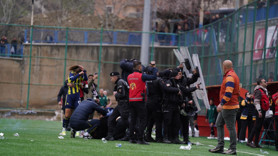 Yüksekova Spor- Fenerbahçe arsaVev maçında gerginlik! Canlı yayın aracına saldırıldı, teknik direktör yaralandı