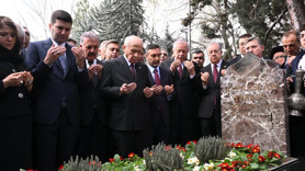 MHP lideri Bahçeli, Türkeş'in kabrini ziyaret etti