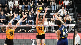 Fenerbahçe, Vakıfbank’ı deplasmanda yendi! Final serisine eşitlik geldi