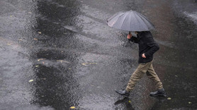 Kuvvetli yağmur yükleniyor! İstanbul için saat verildi
