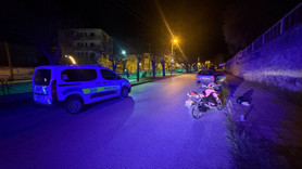 Trafikte yaşlı adam ve kızını darp eden gençler otomobili bırakıp kaçtı