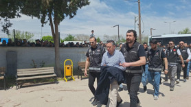 AK Partili eski başkana kelepçe: Tepkiler içinde böyle götürüldü