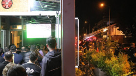 Sakarya'da ilginç gece!  Mahalle yanarken derbiyi izlediler