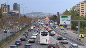 İstanbul haftaya trafikle başladı! Araçlar güçlükle ilerledi