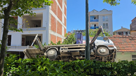Bursa'da 2 işçiyi taşıyamayan vinç gürültüyle devrildi! Yaralılara düştükleri çatıda müdahale edildi