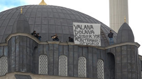 Paralarını alamayan işçiler cami kubbesine çıktı! Saz çalış, türkü söylediler: Alın terimizi istiyoruz
