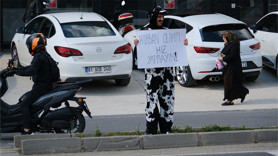Akan trafikte inek kostümüyle sürücülere uyarı