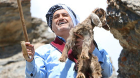 Türkücü Aydın Aydın önce keçiyi kurtardı sonra uyardı: "Hantavirüs" şarkısı çok konuşulur
