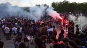 Paris’te sokaklar karıştı! Paris'te polisten olay çıkaran PSG taraftarlarına müdahale