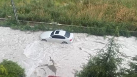 Ankara'yı sağanak ve dolu vurdu! Bir anda bastırdı, yollar beyaza büründü