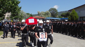 Şehit polisin eşinden yürekleri dağlayan veda: "Korkma Tayfun, cennete gidiyorsun!"