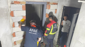 Şaka değil gerçek: Asansör boşluğunda inekleri kurtarma operasyonu