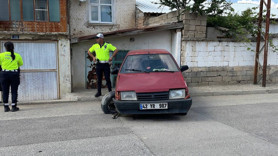 Polisten kaçarken, duvara tosladı! Aracını bırakıp kaçtı