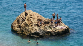Antalya'da nem kabusu: Deniz suyu bile serinletmedi