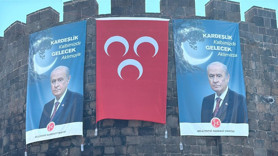 Diyarbakır Surlarına Devlet Bahçeli posteri ve MHP bayrağı asıldı! "Kardeşlik Kalbimizde, Gelecek Aklımızda"