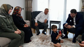 Depremin mucize bebeği Yusuf Berk'e ziyaret! Adıyamanlı dedenin sözleri Bakan Kurum’u duygulandırdı