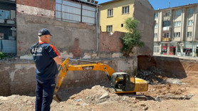 Temel kazısı mahallede korku yarattı: 2 katlı bina apar topar boşaltıldı!