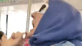 Tramvay savaş alanına döndü! Eminönü'de yer kavgası: Çıldırdı bağırdı çantasını fırlattı