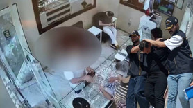 Fatih'te filmleri aratmayan hırsızlık: 12 milyon lira değerinde altın çaldı! Kuyumcu neye uğradığını şaşırdı: Hırsız en yakınındaki kişi çıktı