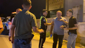 Gazetecilere mermer fırlattı! Yediği trafik cezası sonrası ortalığı birbirine kattı