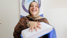Annesinin sözleriyle hayata tutundu: Görme yetisini kaybeden genç kadının ilham veren hikayesi