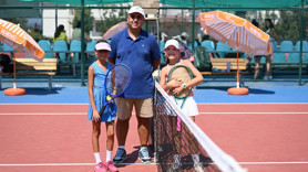 Kuşadası'nda tenis heyecanı başladı: 191 minik raket kortta şampiyonluk için ter döküyor!